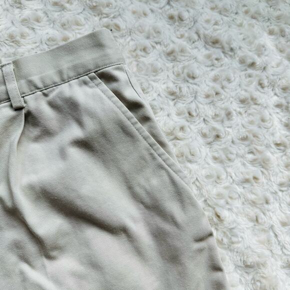 L.L. Bean Womens Khaki Cotton Classic Fit Curvy Pleated Front Chino Shorts Sz 10 - Picture 2 of 5